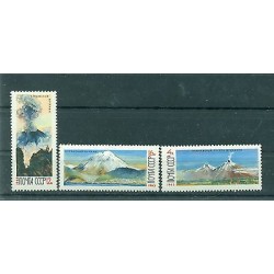 Russie - USSR 1965 - Michel n. 3138/40 - Volcans de Kamtchatka **